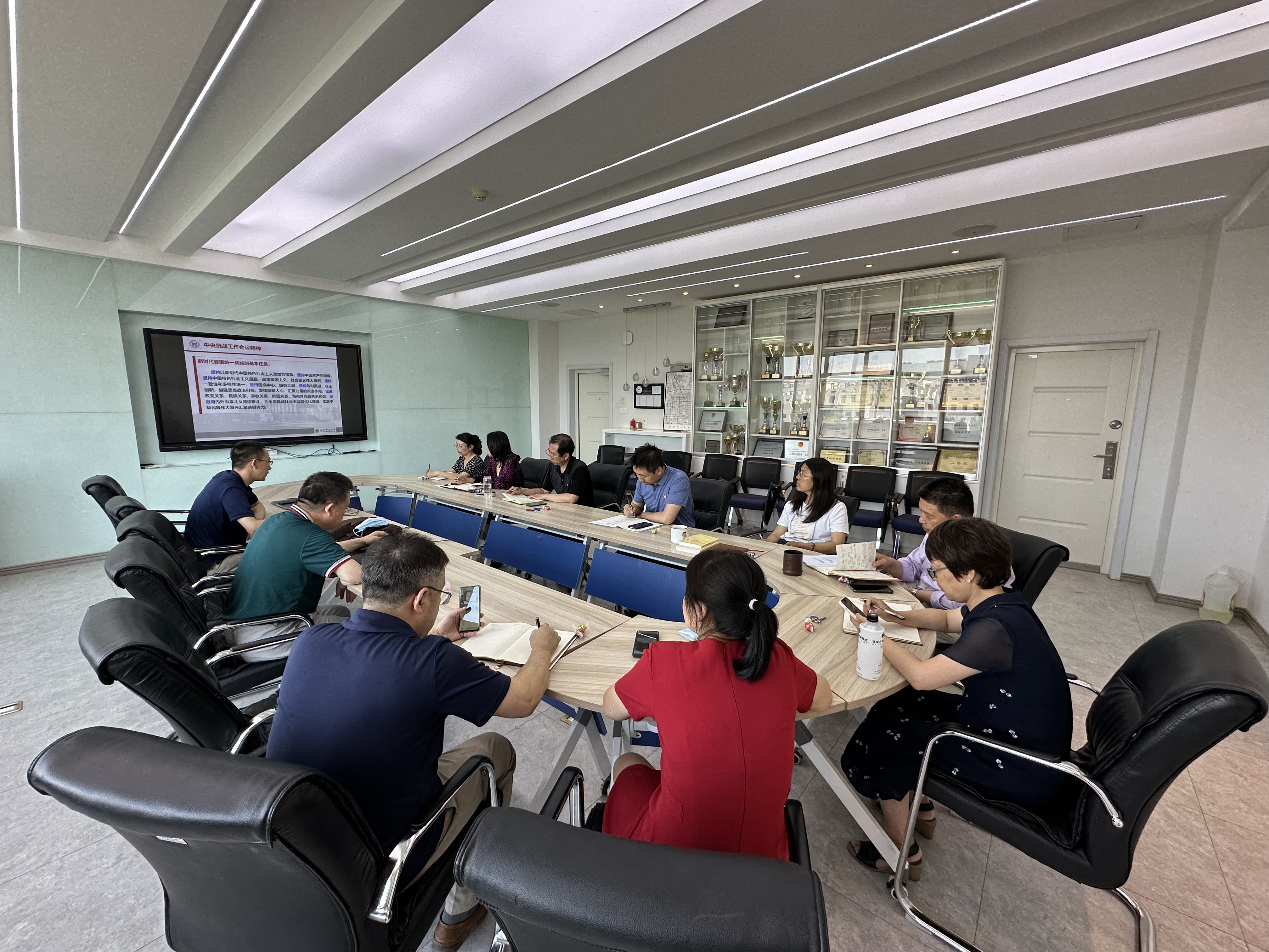 mg娱乐电子游戏网站官网党委理论学习中心组开展统一战线工作专题学习研讨图.jpg